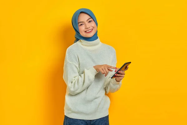 Portré Mosolygó Fiatal Ázsiai Fehér Pulóverben Hidzsáb Segítségével Mobiltelefon Ujjal — Stock Fotó