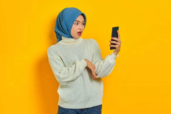 Удивлена Молодая Азиатка Белом Свитере Хиджабе Помощью Мобильного Телефона Читая — стоковое фото
