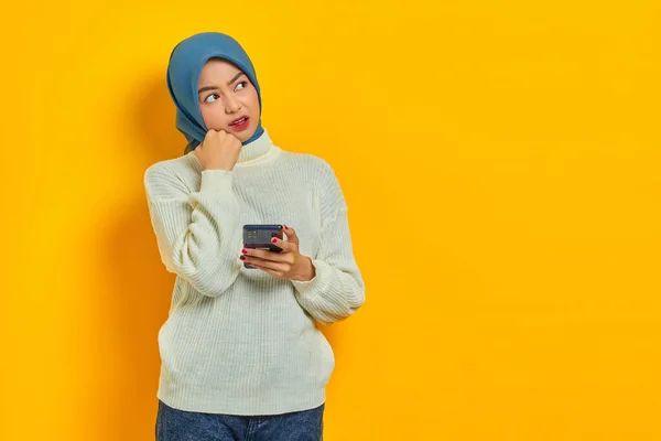 Retrato Mulher Asiática Jovem Confuso Camisola Branca Hijab Usando Telefone — Fotografia de Stock