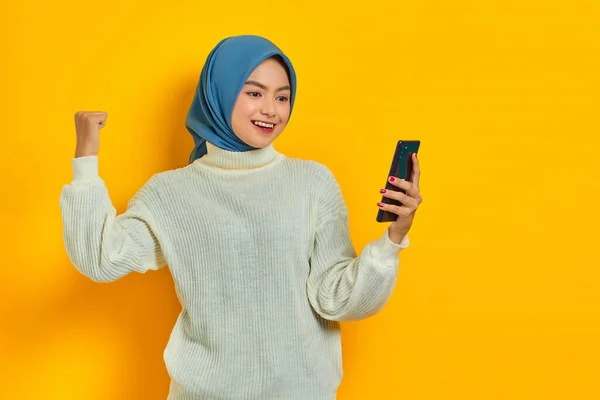 Mosolygó Fiatal Ázsiai Fehér Pulóverben Hidzsáb Segítségével Mobiltelefon Csinál Győztes — Stock Fotó