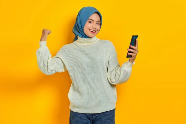 Sonriente Mujer Asiática Joven Suéter Blanco Hijab Usando Teléfono Móvil —  Fotos de Stock