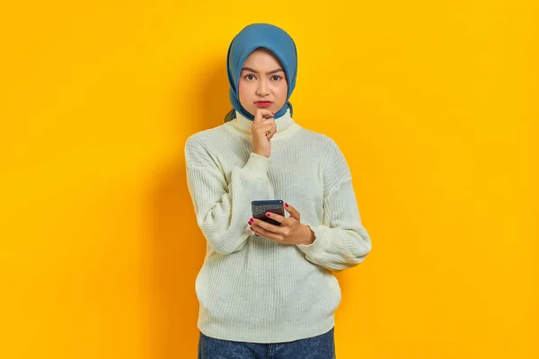 Potret Wanita Asia Muda Dengan Sweater Putih Dan Hijab Memikirkan — Stok Foto