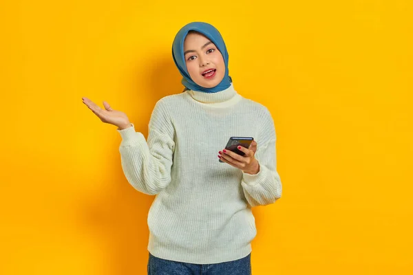 Портрет Веселой Молодой Азиатки Белом Свитере Хиджабе Держащей Мобильный Телефон — стоковое фото