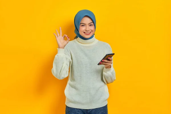 Retrato Sorrindo Jovem Asiática Mulher Suéter Branco Hijab Segurando Telefone — Fotografia de Stock