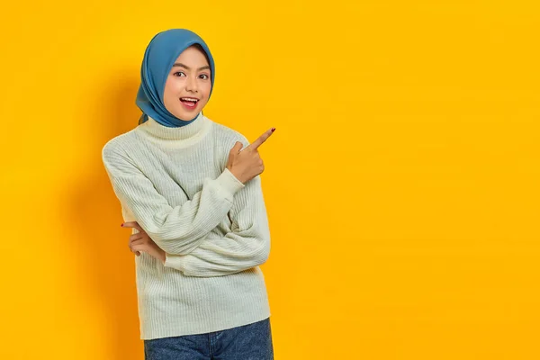 Scioccato Bella Donna Asiatica Maglione Bianco Dita Puntate Parte Spazio — Foto Stock