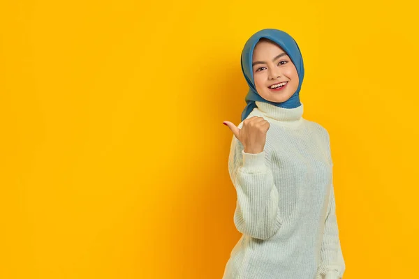 Sorrindo Bela Mulher Asiática Suéter Branco Apontando Dedos Lado Espaço — Fotografia de Stock