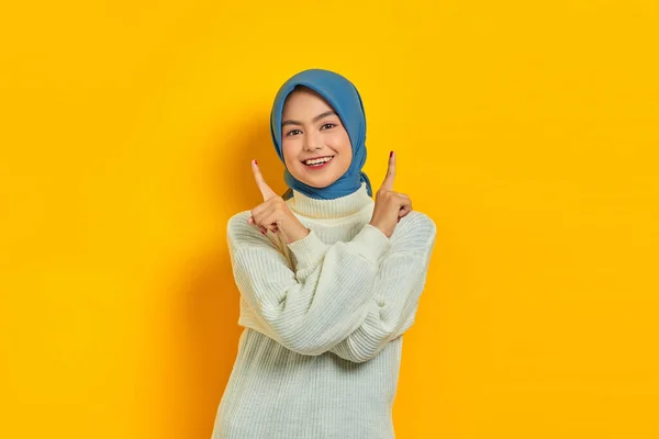 Cheerful Young Asian Woman White Sweater Pointing Finger Copy Space — Stock Photo, Image