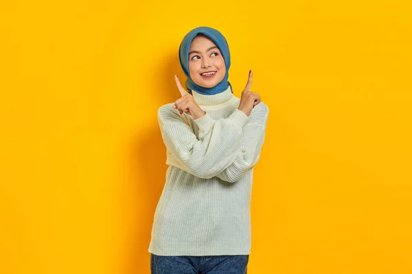 Alegre Jovem Ásia Mulher Branco Suéter Apontando Dedo Para Cima — Fotografia de Stock