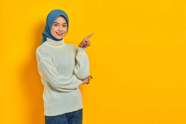 Bella Donna Asiatica Maglione Bianco Che Punta Dita Parte Spazio — Foto Stock