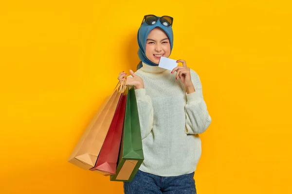 Wanita Asia Cantik Ceria Dengan Sweater Putih Memegang Tas Belanja — Stok Foto