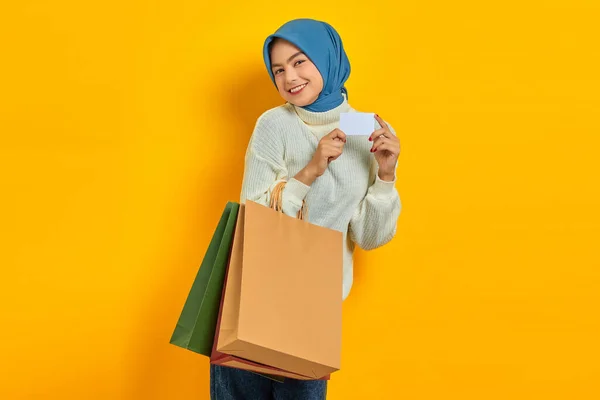 Alegre Hermosa Mujer Asiática Suéter Blanco Sosteniendo Bolsas Compras Mostrando —  Fotos de Stock