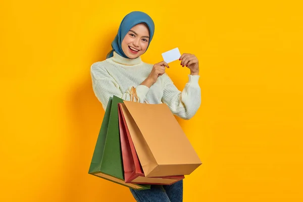 Alegre Hermosa Mujer Asiática Suéter Blanco Sosteniendo Bolsas Compras Mostrando —  Fotos de Stock