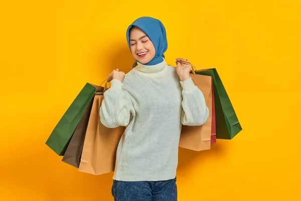 스웨터를 가방을 보여준 쾌활하고 아름다운 아시아 노란색 떨어진 — 스톡 사진