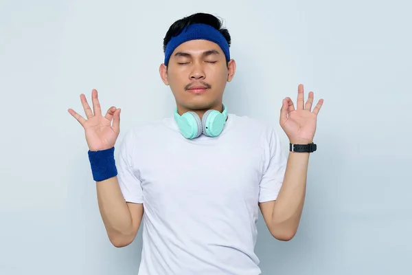 Retrato Jovem Asiático Desportivo Homem Azul Headband Branco Shirt Com — Fotografia de Stock