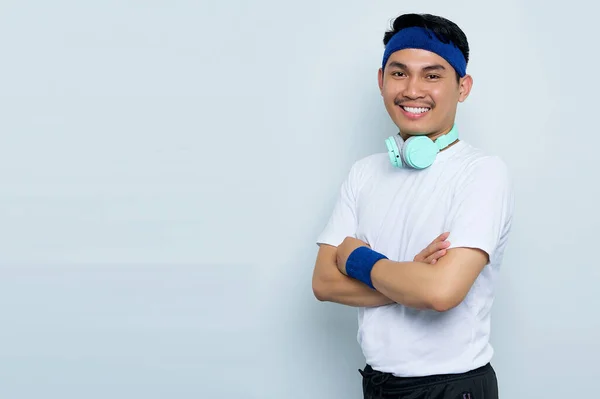 Portret Van Lachende Jonge Aziatische Sportieve Man Blauwe Hoofdband Wit — Stockfoto