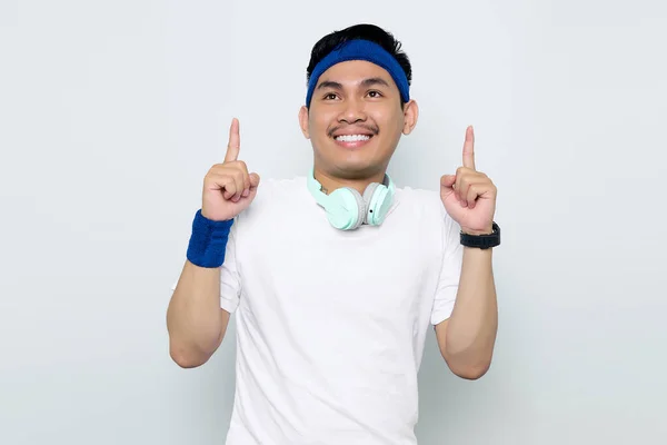 Opgewonden Jonge Aziatische Sportman Blauwe Hoofdband Sportkleding Wit Shirt Met — Stockfoto