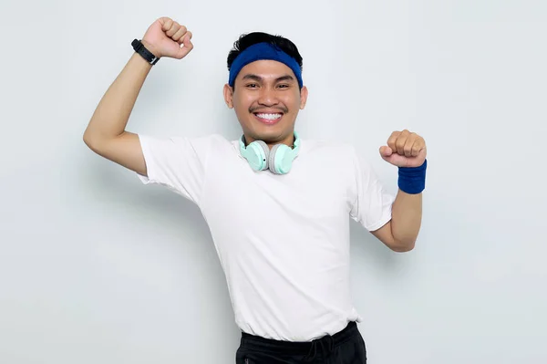 Aufgeregte Junge Asiatische Sportler Blauem Stirnband Und Weißem Shirt Mit — Stockfoto