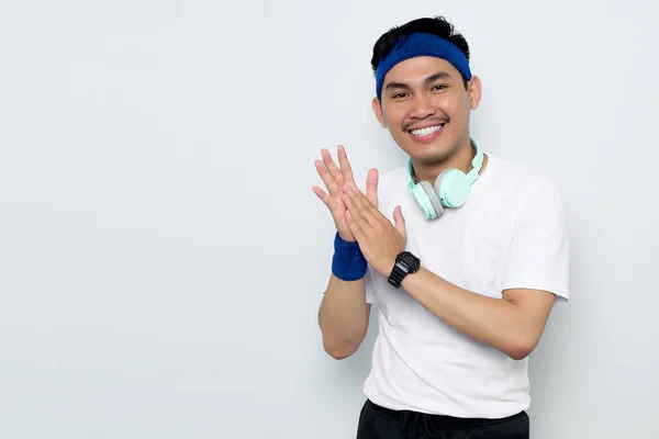 Portret Van Lachende Jonge Aziatische Sportman Blauwe Hoofdband Sportkleding Wit — Stockfoto