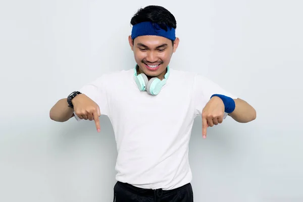 Jovem Sorridente Desportista Asiático Cabeça Azul Shirt Branca Com Auscultadores — Fotografia de Stock