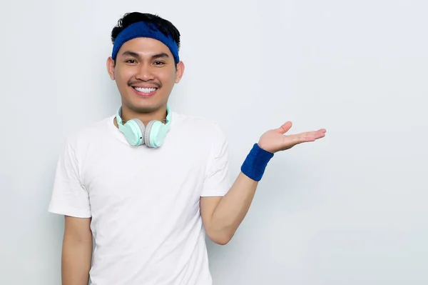 Portrait Eines Lächelnden Jungen Asiatischen Sportlers Blauem Stirnband Und Weißem — Stockfoto