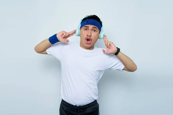 Schockierter Junger Asiatischer Mann Sportlicher Fitnesstrainer Blauem Stirnband Und Weißem — Stockfoto
