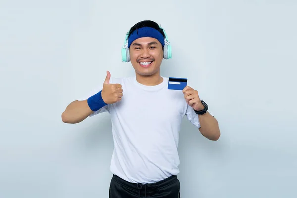Sorrindo Jovem Asiático Homem Desportivo Instrutor Fitness Azul Headband Branco — Fotografia de Stock