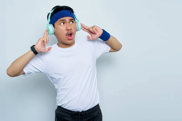 Chocado Jovem Asiático Homem Desportivo Instrutor Fitness Azul Headband Branco — Fotografia de Stock