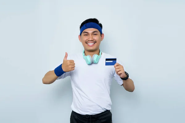 Sorrindo Jovem Asiático Homem Desportivo Instrutor Fitness Azul Headband Branco — Fotografia de Stock