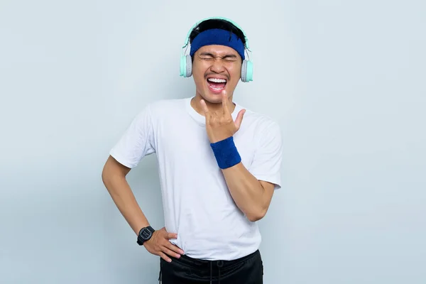 Verrückter Junger Asiatischer Mann Sportlicher Fitnesstrainer Blauem Stirnband Und Weißem — Stockfoto
