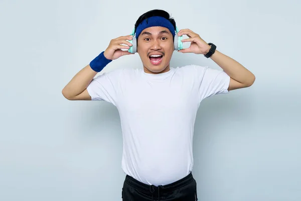 Retrato Joven Deportista Asiático Alegre Diadema Azul Ropa Deportiva Camiseta —  Fotos de Stock