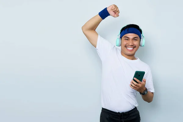 Mavi Bantlı Beyaz Tişörtlü Neşeli Asyalı Genç Sporcunun Portresi Kulaklıklı — Stok fotoğraf
