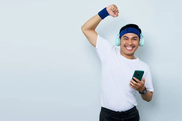 Retrato Alegre Jovem Desportista Asiático Azul Headband Sportswear Shirt Branca — Fotografia de Stock