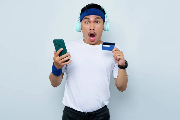 Mavi Bantlı Beyaz Tişörtlü Asyalı Genç Sporcunun Portresi Kulaklıkla Müzik — Stok fotoğraf