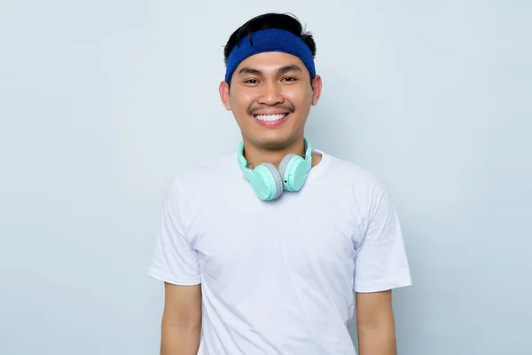 Portret Van Vrolijke Jonge Aziatische Sportieve Man Blauwe Hoofdband Wit — Stockfoto
