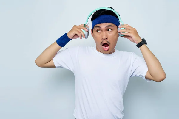 Chocado Jovem Desportista Asiático Azul Headband Sportswear Shirt Branca Enquanto — Fotografia de Stock