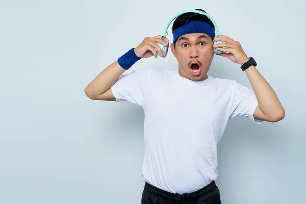 Geschokt Jonge Aziatische Sportman Blauwe Hoofdband Sportkleding Wit Shirt Tijdens — Stockfoto
