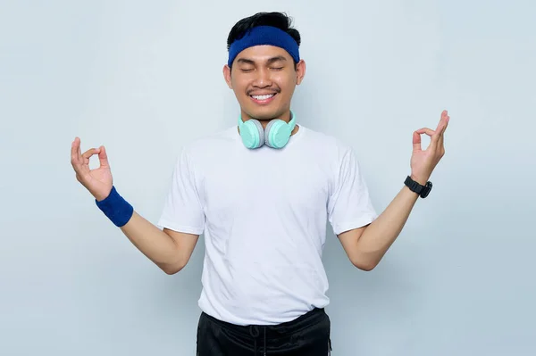 Portret Van Jonge Aziatische Sportieve Man Blauwe Hoofdband Wit Shirt — Stockfoto