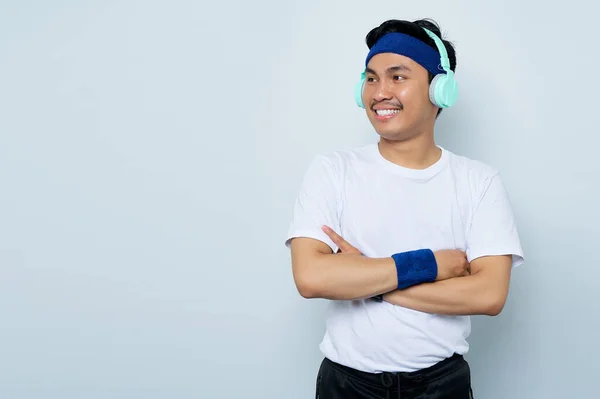 Mavi Bantlı Beyaz Tişörtlü Gülümseyen Asyalı Genç Sporcu Kulaklıklı Çapraz — Stok fotoğraf