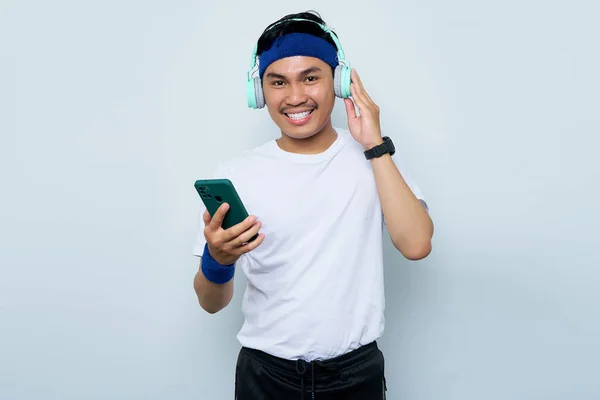 Retrato Sorrir Jovem Desportista Asiático Azul Headband Sportswear Shirt Branca — Fotografia de Stock