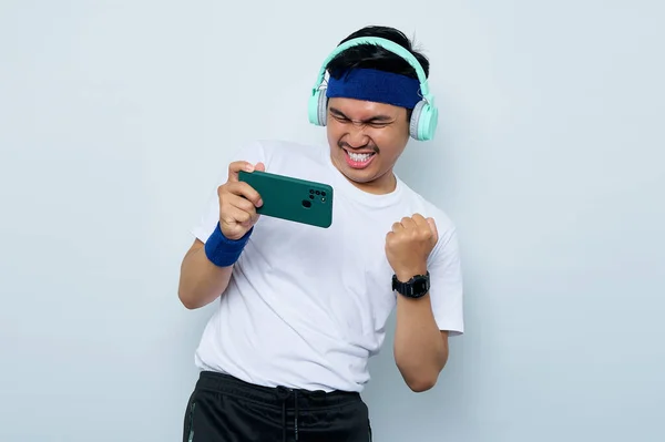 Mavi Bantlı Beyaz Tişörtlü Heyecanlı Asyalı Genç Sporcu Akıllı Telefondan — Stok fotoğraf