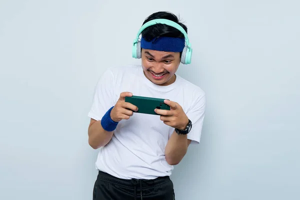 Opgewonden Jonge Aziatische Sportman Blauwe Hoofdband Sportkleding Wit Shirt Het — Stockfoto