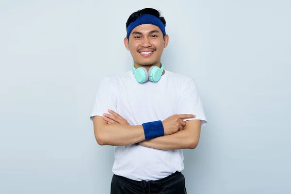 Portret Van Lachende Jonge Aziatische Sportieve Man Blauwe Hoofdband Wit — Stockfoto