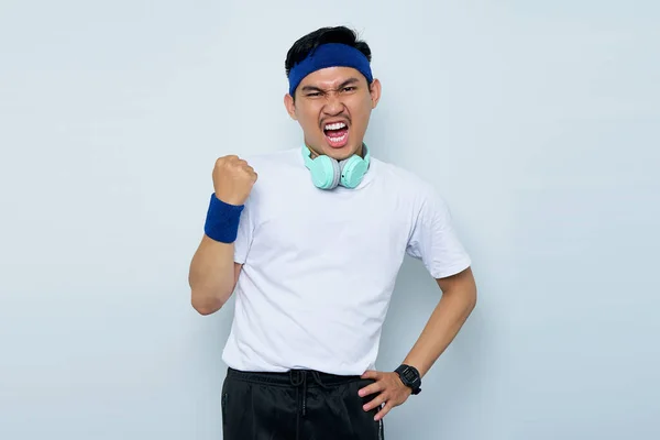 Jovem Desportista Asiático Entusiasmado Faixa Azul Shirt Branca Com Fones — Fotografia de Stock