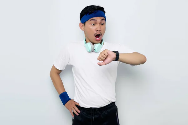 Portrét Šokovaného Mladého Asijského Sportovce Modré Čelence Bílém Tričku Sluchátky — Stock fotografie