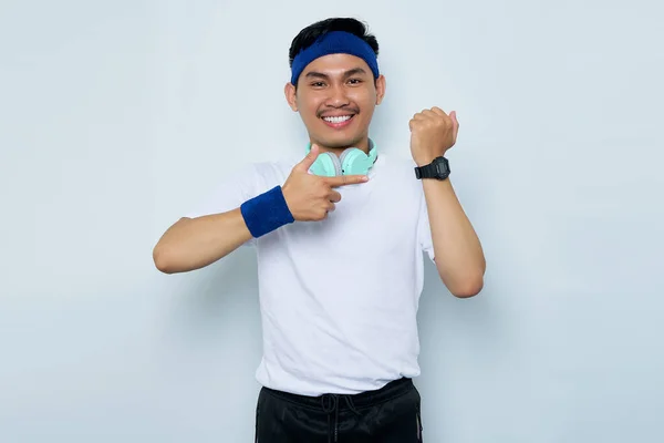 Jovem Asiático Desportista Azul Headband Sportswear Branco Shirt Com Fones — Fotografia de Stock