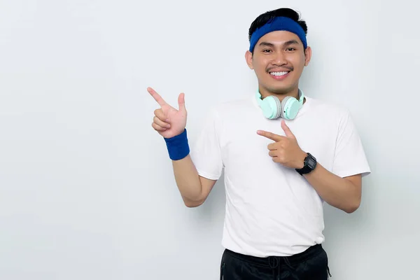 Portret Van Lachende Jonge Aziatische Sportman Blauwe Hoofdband Sportkleding Wit — Stockfoto