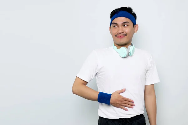 Lachende Jonge Aziatische Sportman Blauwe Hoofdband Wit Shirt Met Hoofdtelefoon — Stockfoto