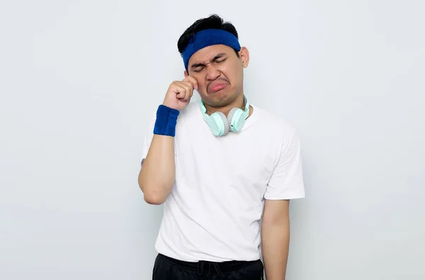 Jovem Asiático Desportista Azul Headband Branco Shirt Com Fones Ouvido — Fotografia de Stock