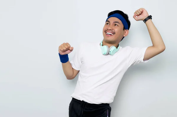 Aufgeregte Junge Asiatische Sportler Blauem Stirnband Und Weißem Shirt Mit — Stockfoto