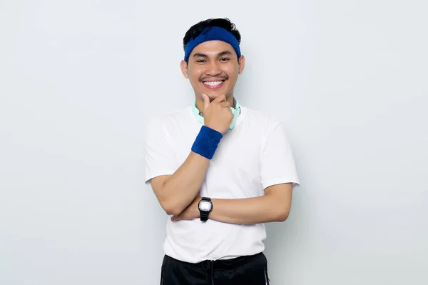 Portrét Usmívajícího Mladého Asijského Sportovce Modré Čelence Bílém Tričku Sluchátky — Stock fotografie